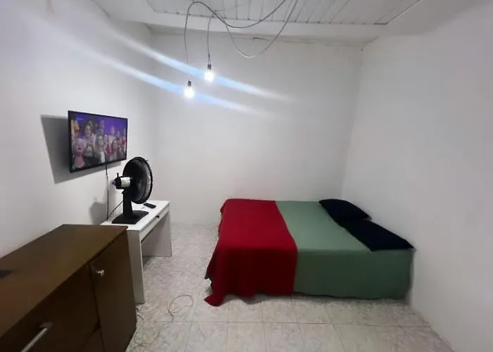 Kitnet A Uma Quadra Da Praia. Rio de Janeiro